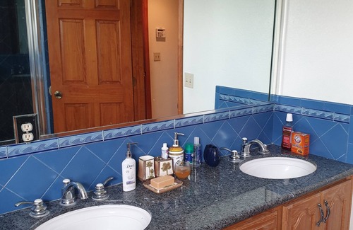 South Redlands House | Cozy Blue Room in a house in quiet Redlands with WiFi, AC, heater, laundry, etc