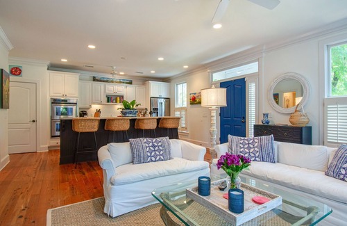 Olde Town House | Cozy Bluffton Cottage in Old Town.