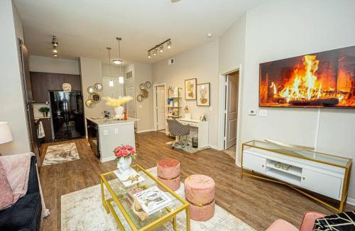 South Main Apartment | Cozy Blush Haus/ NRG / PoolView /TX Med Center