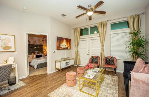 South Main Apartment | Cozy Blush Haus/ NRG / PoolView /TX Med Center