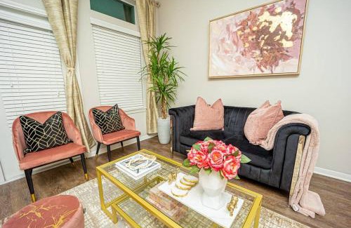 South Main Apartment | Cozy Blush Haus/ NRG / PoolView /TX Med Center
