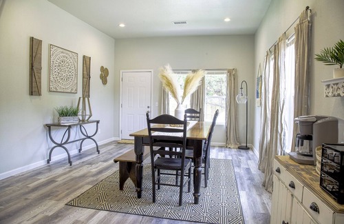 Granbury House | Cozy Bo-Ho Lake Retreat