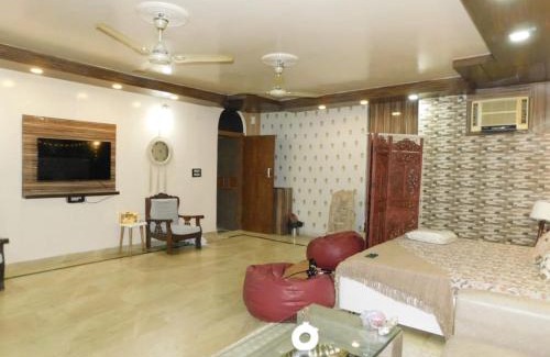 New Delhi Apartment | Cozy Bohemian Studio Apartment - GK2 South Delhi, near M Block Market