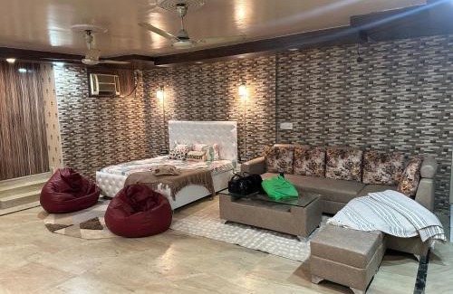 New Delhi Apartment | Cozy Bohemian Studio Apartment - GK2 South Delhi, near M Block Market