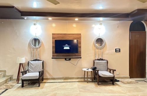 New Delhi Apartment | Cozy Bohemian Studio Apartment - GK2 South Delhi, near M Block Market