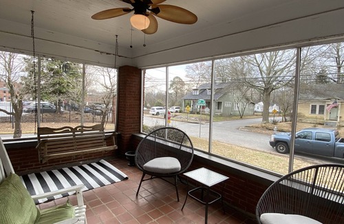 College Park Apartment | Cozy Boho Apartment ~5 mins from ✈️ Sleeps 4. Historical Area