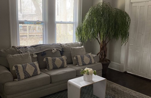 College Park Apartment | Cozy Boho Apartment ~5 mins from ✈️ Sleeps 4. Historical Area