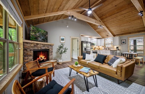 Ellijay Cabin | Cozy Boho Cabin with Hot Tub and Resort Amenities Access