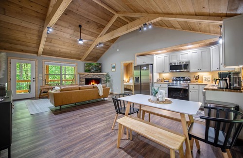 Ellijay Cabin | Cozy Boho Cabin with Hot Tub and Resort Amenities Access
