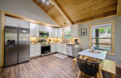 Ellijay Cabin | Cozy Boho Cabin with Hot Tub and Resort Amenities Access