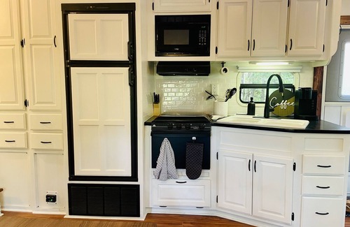 Plantersville House | Cozy Boho Camping in 1Bedroom RV-5 min from Renfest!