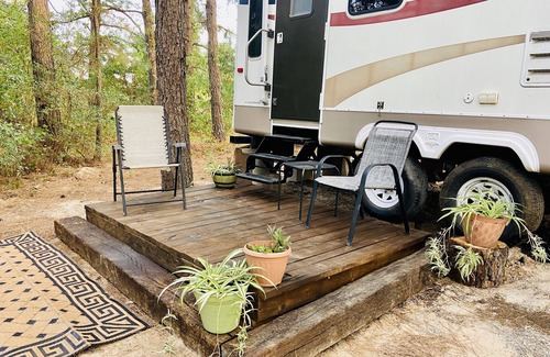 Plantersville House | Cozy Boho Camping in 1Bedroom RV-5 min from Renfest!