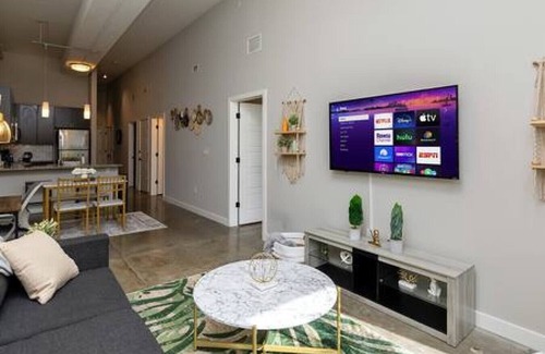 Downtown Des Moines Apartment | Cozy Boho-Chic Downtown 2BD/2BR - Downtown DSM