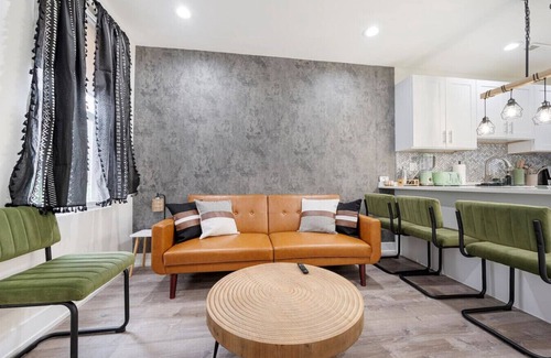 Little Village Apartment | Cozy Boho Chicago - 10 Minutes to Downtown Chicago