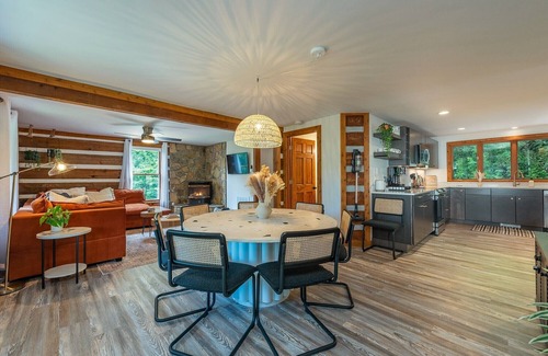 Canton Cabin | Cozy Boho Log Cabin 20 mins to AVL with Hot tub-Game room-Creek-Firepit-Hammock