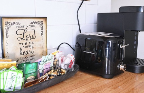 Hartford Apartment | Cozy BoHo pet & family friendly near downtown & hospitals
