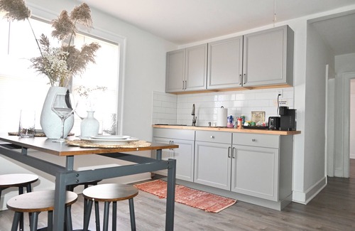 Hartford Apartment | Cozy BoHo pet & family friendly near downtown & hospitals