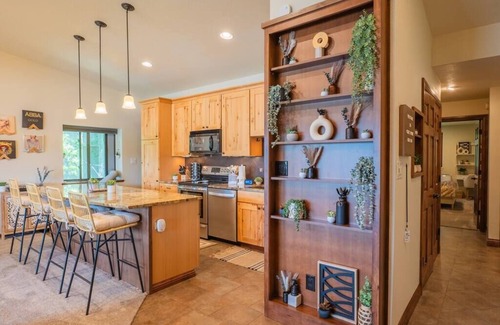 Dillon Condo | Cozy Boho Retreat w/Views of Mountain + Lake
