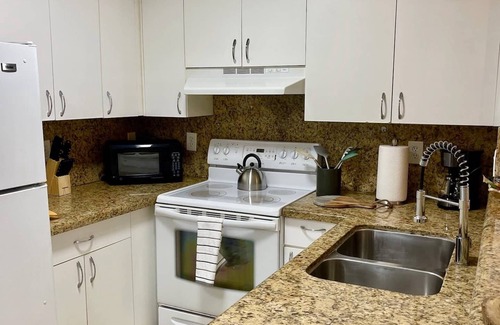 Mission Bay Apartment | Cozy boho-style 2BR, 2BA ground floor apartment in West Boca Raton with free parking