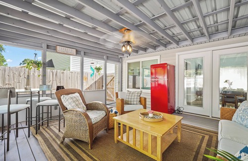 Savannah House | Cozy Boho Sunroom - Private Pool - Game Room - Near Downtown & Tybee