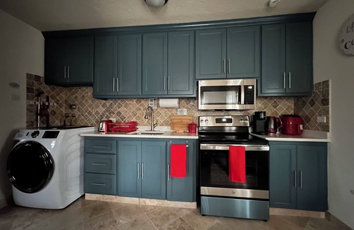 Fortescue Apartment | Cozy & breezy 1-bedroom apartment perfect for nomads, a couple or solo traveler.