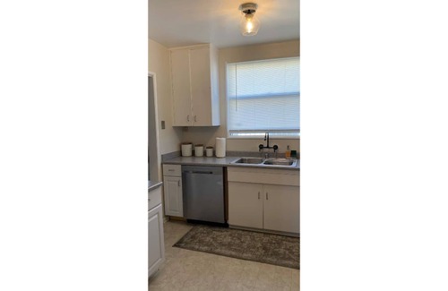 North Hollywood House | Cozy Bright Corner Home: Near Universal Studios