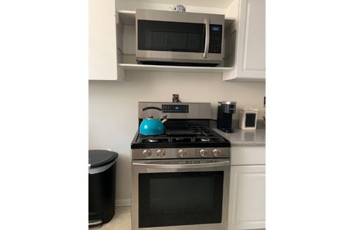 North Hollywood House | Cozy Bright Corner Home: Near Universal Studios