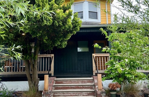 Queens Apartment | Cozy Bright Rockaway Beach House Very Close to Train and Ferry
