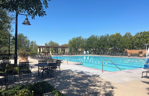 Portola Springs House | Cozy & Bright Townhouse, Pool+Basketball+Tennis Across the Way
