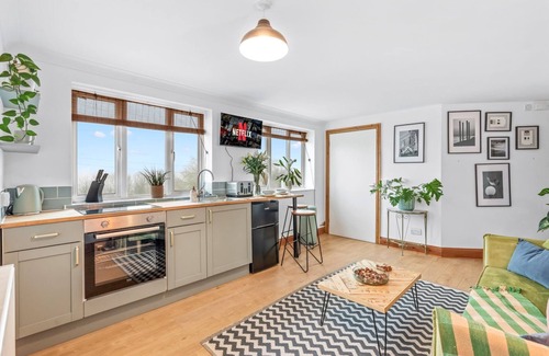 Woodingdean Apartment | Cozy Brighton Getaway | Nature Trails & Parking