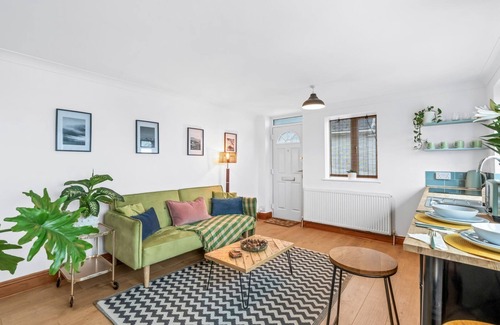 Woodingdean Apartment | Cozy Brighton Getaway | Nature Trails & Parking