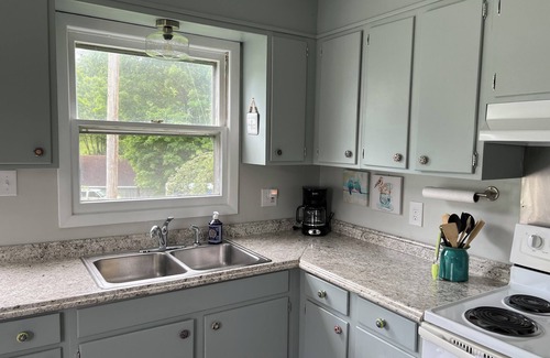 Bristol Apartment | Cozy Bristol Jungalow Apartment- 2 blocks from King College - 2 bd/1 bath
