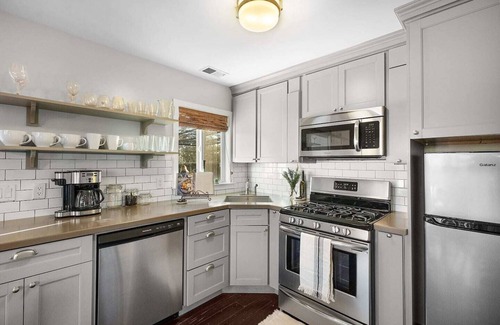 Sonoma House | Cozy Bungalow 2 Bedroom Retreat with Heated Pool