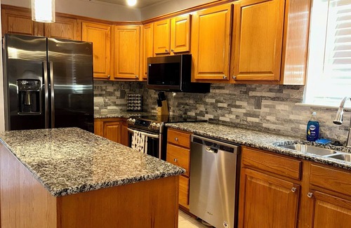 Little Rock House | Cozy Bungalow 3bdrm, 2.5ba, Hot Tub, Fenced Yard