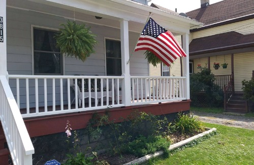 South Broadway House | Cozy Bungalow-5 min to Downtown/MetroHealth