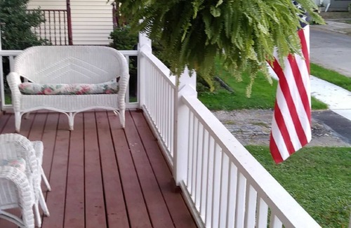 South Broadway House | Cozy Bungalow-5 min to Downtown/MetroHealth