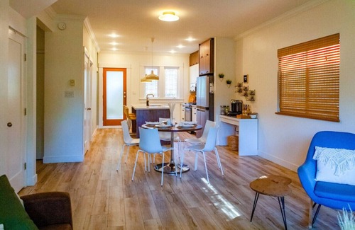 Grandview-Woodland House | Cozy Bungalow| Commercial Drive| Steps To Skytrain