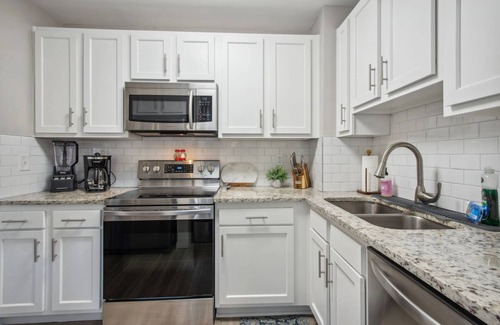 Murray Hill House | Cozy Bungalow, Fenced Yard, Small Pup Friendly, BBQ, Gazebo, Close to Downtown, Walk to Restaurants