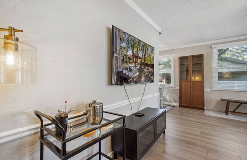 Murray Hill House | Cozy Bungalow, Fenced Yard, Small Pup Friendly, BBQ, Gazebo, Close to Downtown, Walk to Restaurants