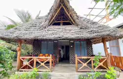 Bwejuu House | Cozy Bungalow - Garden, Terrace, Rooftop, Beach
