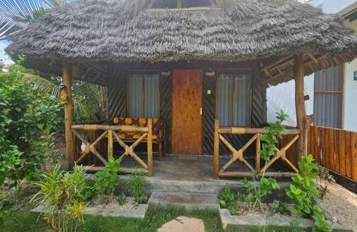 Bwejuu House | Cozy Bungalow - Garden, Terrace, Rooftop, Beach