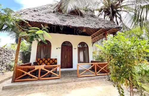 Bwejuu House | Cozy Bungalow - Garden, Terrace, Rooftop, Beach
