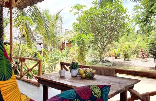 Bwejuu House | Cozy Bungalow - Garden, Terrace, Rooftop, Beach