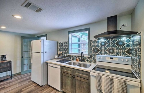 Shady Acres House | Cozy Bungalow Home, The Heights, 6 miles to Downtown!