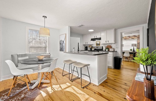 Tomball House | Cozy bungalow in charming Old Town Tomball
