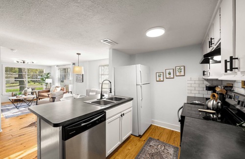 Tomball House | Cozy bungalow in charming Old Town Tomball