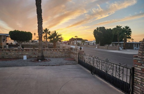 The Foothills House | Cozy bungalow in charming Yuma with AC, WiFi with Queen bed