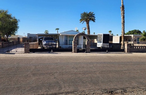 The Foothills House | Cozy bungalow in charming Yuma with AC, WiFi with Queen bed
