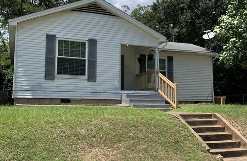 Minden House | Cozy, bungalow in downtown Minden.