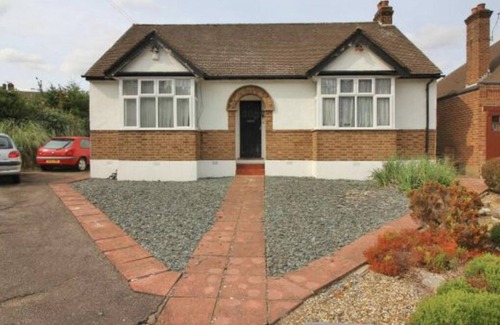 Waltham Cross House | Cozy bungalow in great location